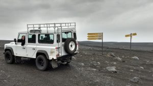 Tine Maenhout van Modern Vikings on the road met een Landrover Defender over de Sprengisandur binnenlandse route in IJsland