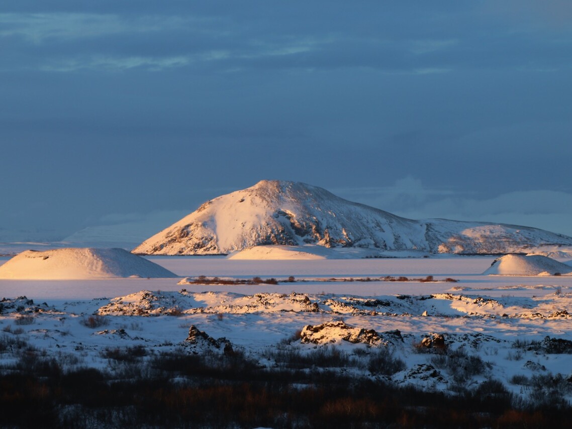 Zonsopgang aan Lake Myvatn IJsland in de winter