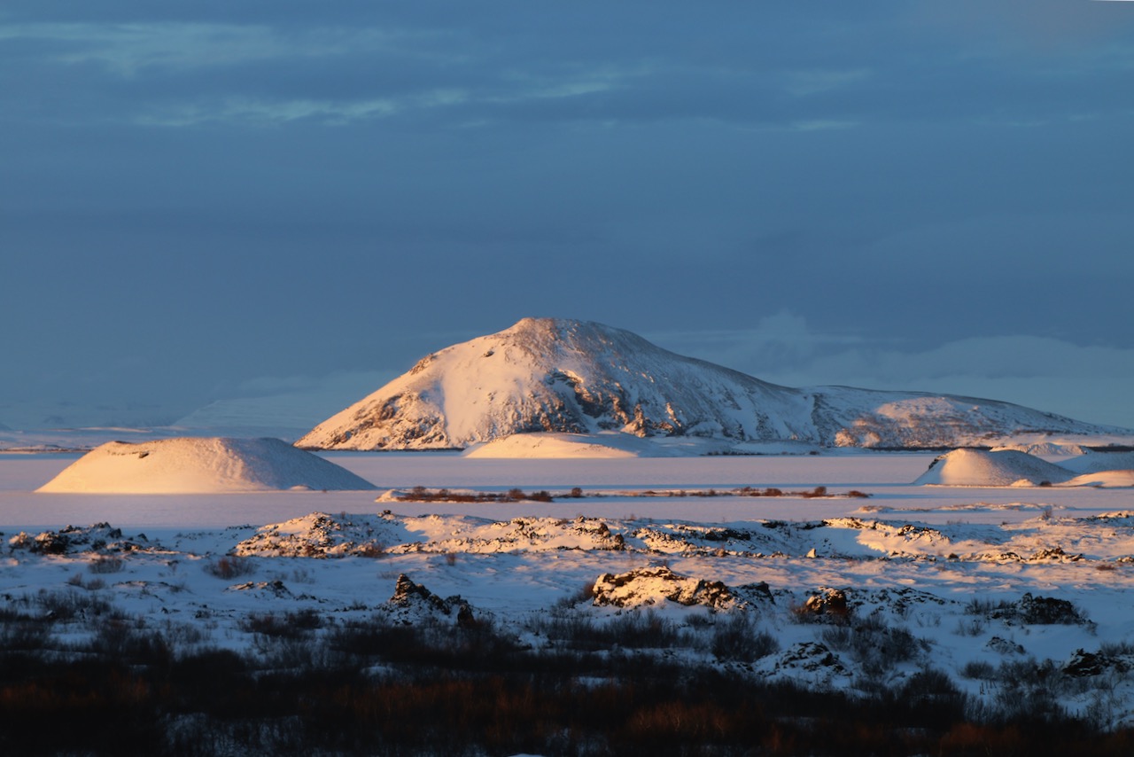 Zonsopgang aan Lake Myvatn IJsland in de winter